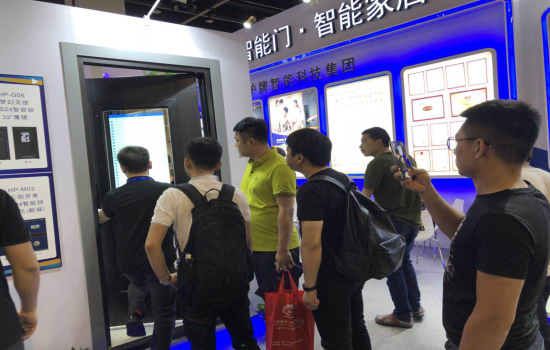 現(xiàn)場(chǎng)直擊——護(hù)牌智能門智能家居亮相永康門博會(huì)